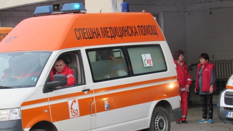 Двама се сбиха в двора на църква, единият с опасност за живота