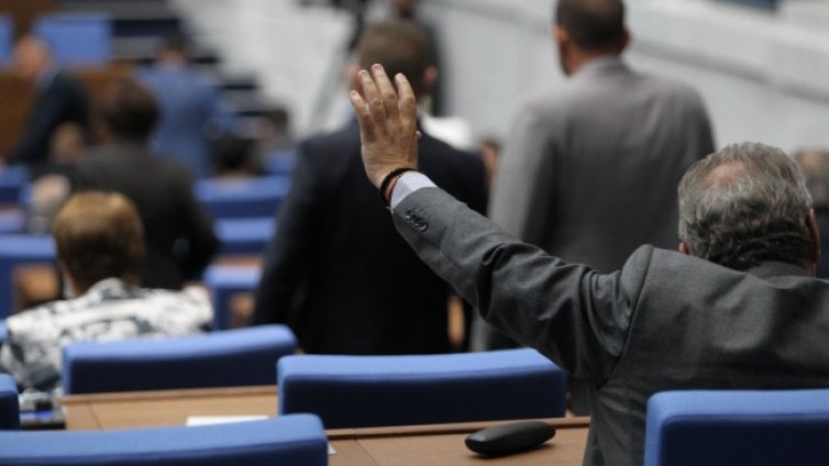 Извънредният труд на полицаите ще се плаща, няма да се компенсира 