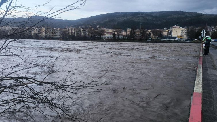 Утре ще е неучебен ден в Крумовград, водата е до колене в града 