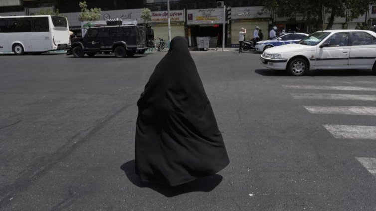 Екзекутират иранка, обвинена за убийството на съпруга си