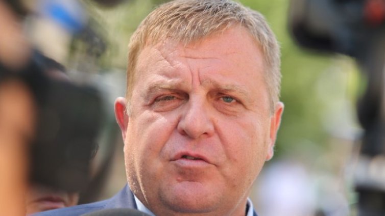 Каракачанов: Не коментираме вариант подаване на оставка!