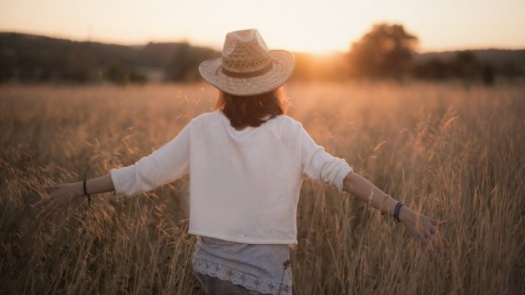 Есенен гардероб: Кои летни тенденции ще следваме и през новия сезон? 