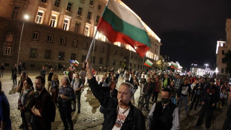 82-ият ден на протеста: Малко хора, майките сменят палатките със зимни 