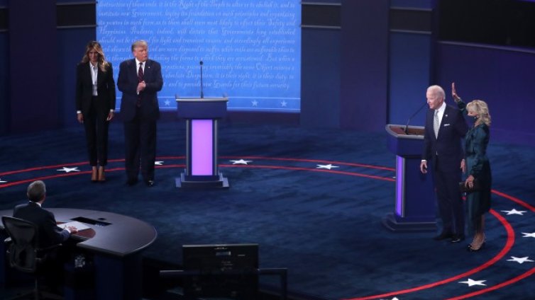 Няма прегръдка - за пореден път неловък момент между Доналд и Мелания Тръмп 