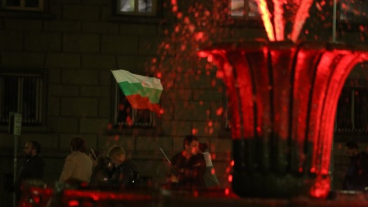 За 86-та вечер &ndash; протест с искане за оставки, яйца полетяха към БНТ