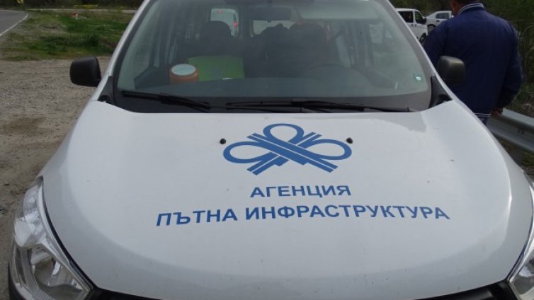Шофьори на автобуси протестират срещу разбит път 