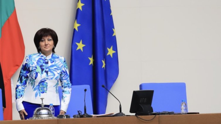 Караянчева поздрави учителите: Поклон, Вие се справихте!