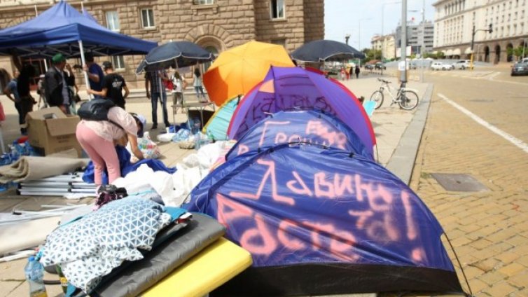 96-ти ден на протест: Малко хора, две палатки и търговци на площада 