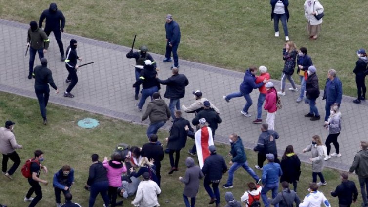 Полицията в Беларус вече може да използва летални оръжия 