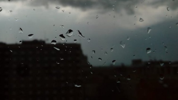 Буря отнесе покривите на две къщи в Смолян