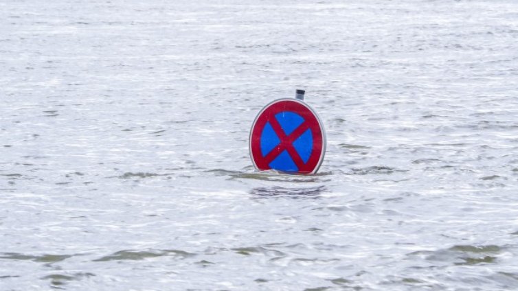 Пороен дъжд наводни улици в Хасково 