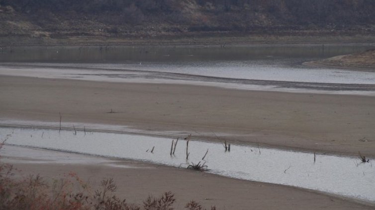 Водата в яз. "Камчия" стига до пролетта, ако продължи сушата