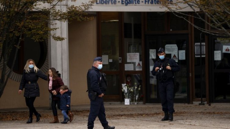 Още петима арестувани в Париж за убийството на учител