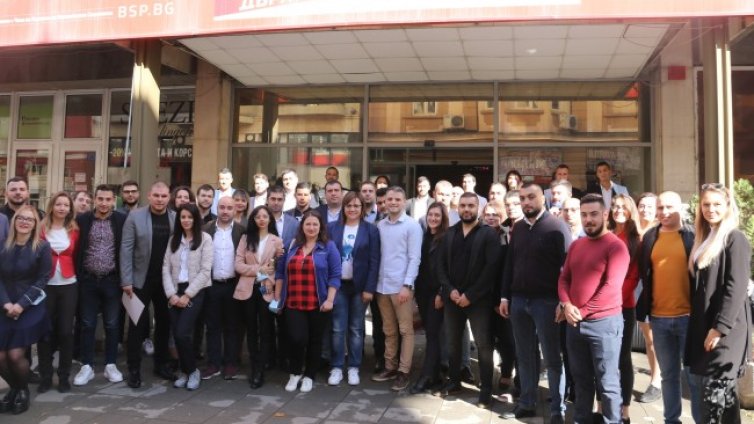 Нинова към младите в БСП: Чиста вода, въздух и храна да са ваш приоритет