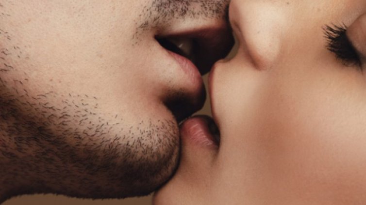 Какво мислят мъжете за целувката на първа среща?