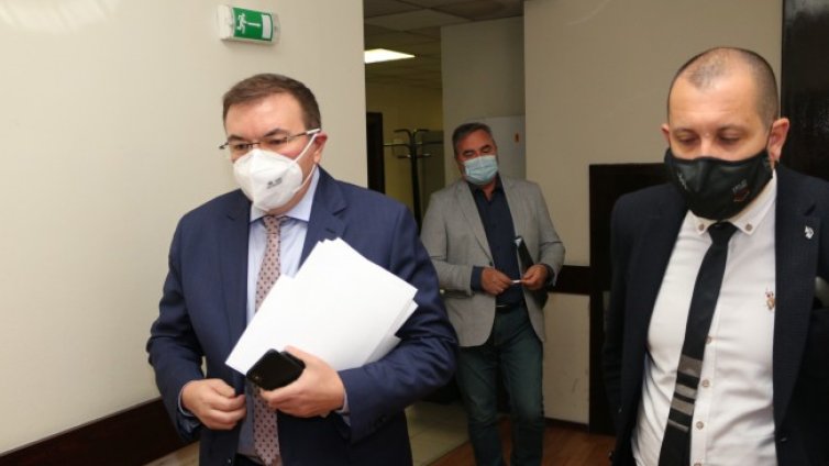Заповед от МЗ: Гимназии и университети в дистанционно обучение, без публика на мачовете