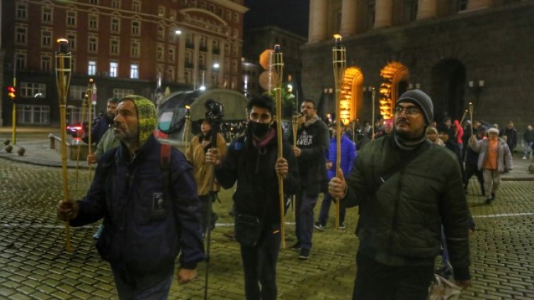 Протест за 111-та вечер, майките от "Системата ни убива" с факелно шествие