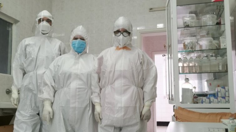 Хирурзи лекуват болните от COVID-19 в Монтанско