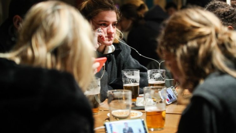 Българи във Франция: Рестрикциите не са чак толкова строги