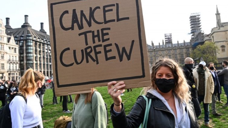 Великобритания на стъпка от пълна обща карантина