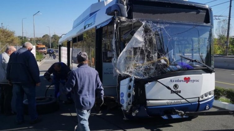 Тролей отнесе два стълба и кола по пътя си в Бургас 