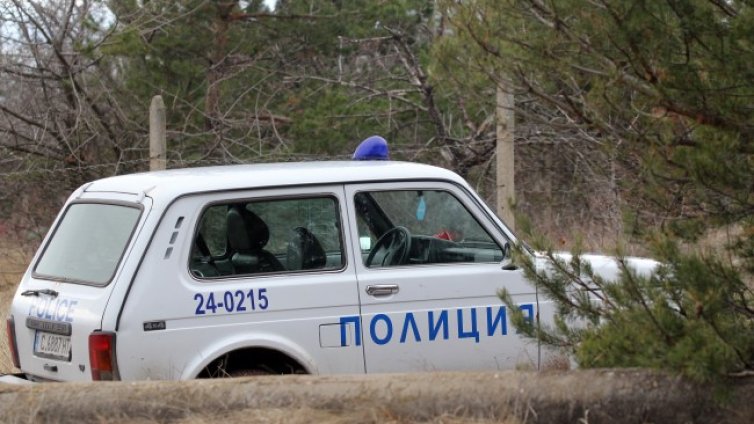 Баща и син пребиха мъж с дървени пръти 