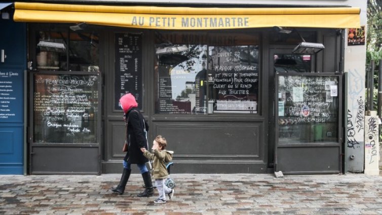 Щандовете с "неосновни" продукти затварят във Франция