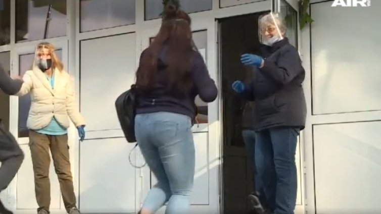 Зрелостници и студенти искат присъствено обучение