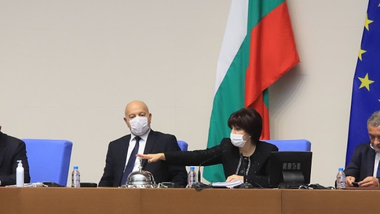 Въпреки смъртта на баща си, Караянчева е на работа