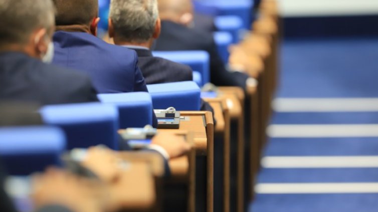 Скандал в НС: Освирквания, упреци, че някои се държали като овчари на полето