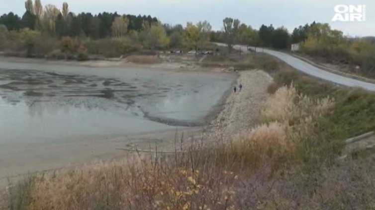 Източиха язовир край Шумен, тонове риба измря