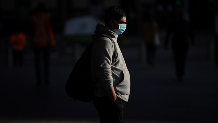 Крадци с COVID маски дебнат в тъмното, дърпат чанти