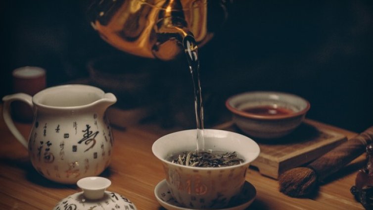 Англичанин отнесе глоба от 200 паунда, пиел чай с приятел в дома му