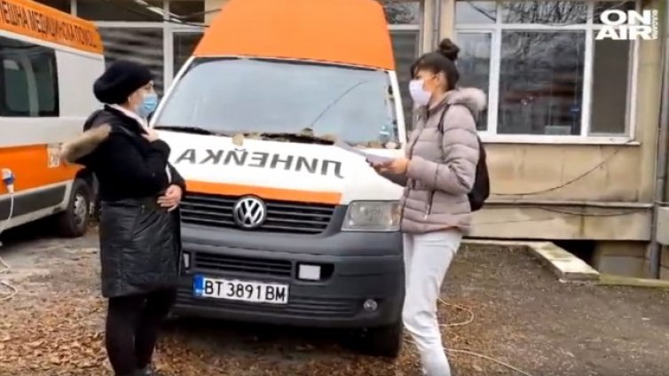 Опашки пред мобилeн пункт за COVID-19 във Велико Търново