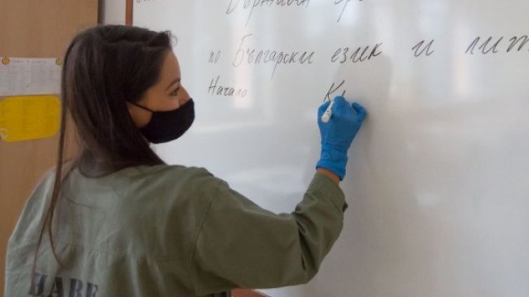 Родители доброволци влизат да преподават в Бургас