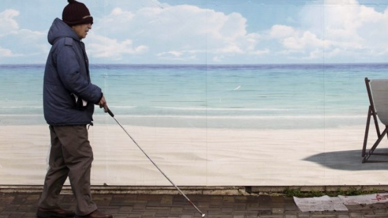 Куриоз: Не пуснаха незрящ в магазина, асистентът му - под 65г.