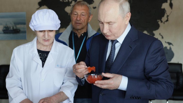Путин на разходка из Русия: Рита топка, хапва хайвер и облича моряшка униформа ВИДЕО