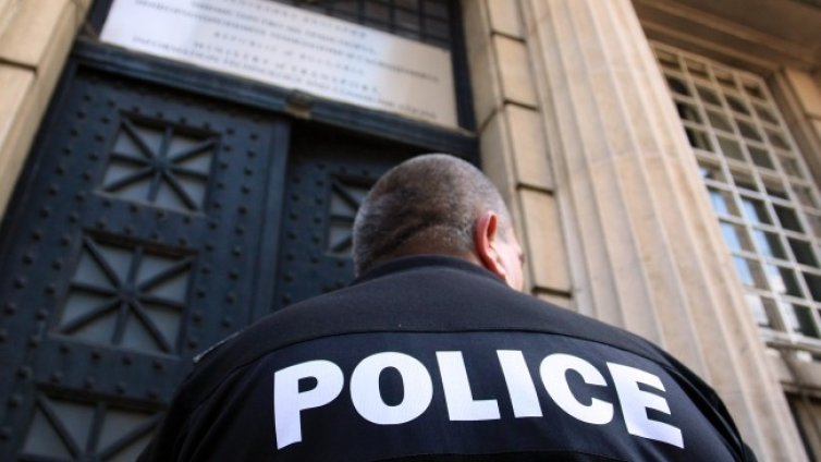 Полицай трогна семейство под карантина като им купи лекарства 