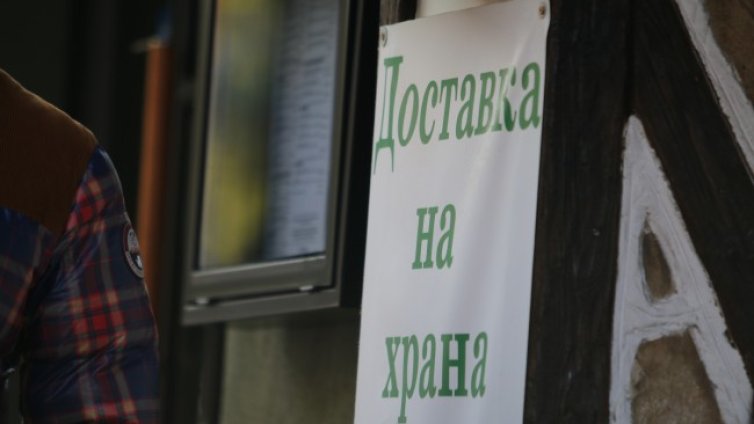 Масите празни, спад и в поръчките на храна за вкъщи