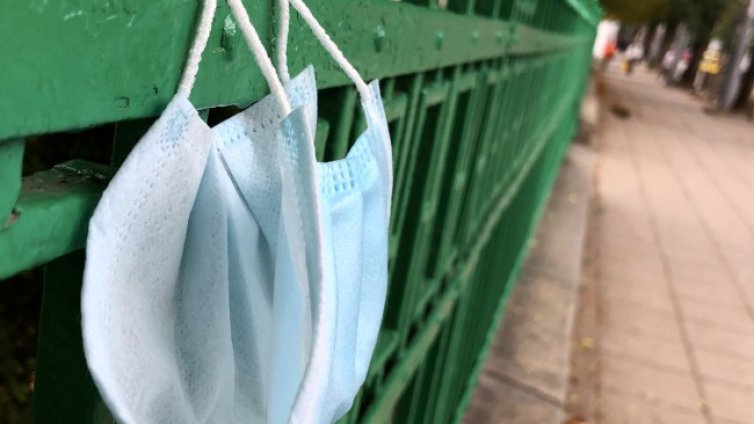 Как правилно да изхвърлим маската си, за да помогнем на Земята?