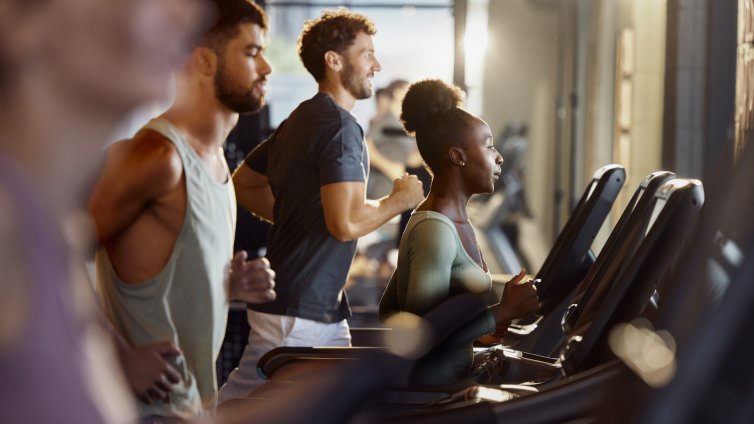 Ходене по наклон или бягане: Коя тренировка дава по-добри резултати?