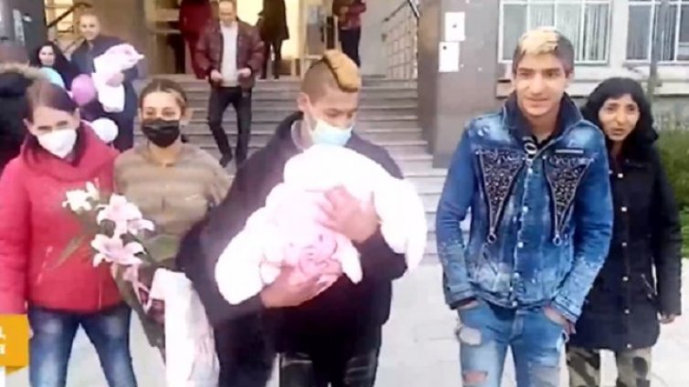 13-годишна с бебе търси постоянен дом 