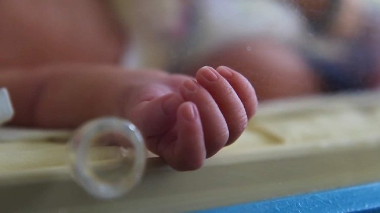 Задържаха млада майка, бебето й с фрактури на главата