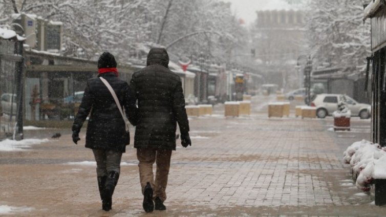 В София натрупа първи сняг, значителни валежи в Източна България днес
