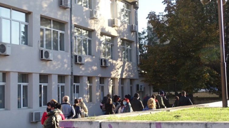Десетки чакаха на опашка в студа за направелние за PCR в Благоевград