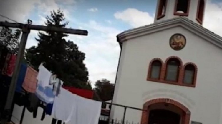 На простора: Жени опънаха гащи и сутиени пред входа на храм