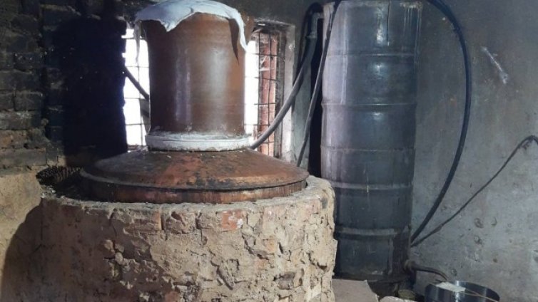 Митничари иззеха тон алкохол от незаконен обект за дестилиране