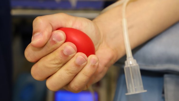 Спешно търсят плазма за млад мъж, загубил майка и брат от COVID