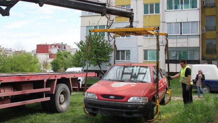 Караме трошки със средна възраст 18 г. Можем ли да намалим старите коли?