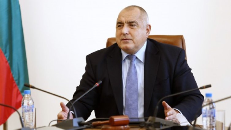 Планът: Ваксината ще е първо за медици, полицаи, възрастните над 70